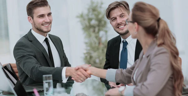 Belle femme d'affaires moderne travaillant avec ses collègues sur — Photo