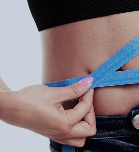 Mulher medindo a espessura de sua gordura . — Fotografia de Stock