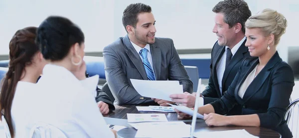 Uomini d'affari che lavorano intorno al tavolo in ufficio moderno — Foto Stock