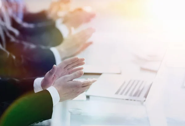 Mani maschili applaudono dopo la presentazione del progetto al conferenc — Foto Stock