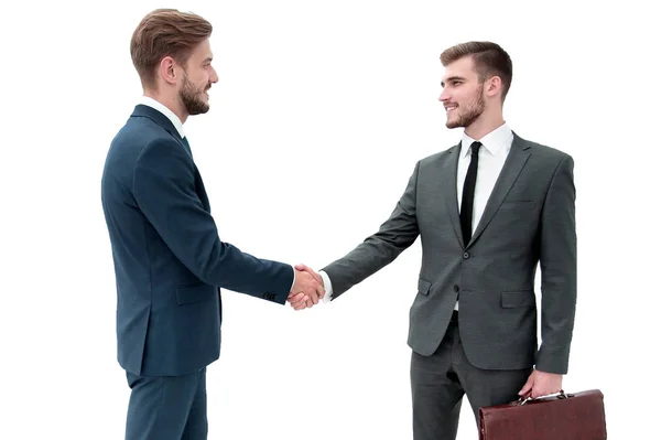 Dos hombres de negocios haciendo un acuerdo, sus colegas de pie cerca —  Fotos de Stock
