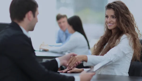 Bela mulher gerente apertando as mãos com um cliente no trabalho — Fotografia de Stock