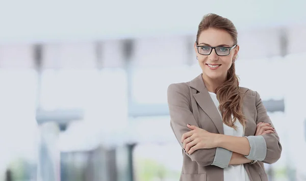 Mujer de negocios moderna en la oficina con espacio para copias — Foto de Stock