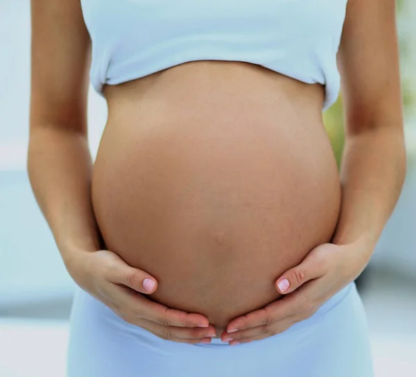 Zwangere vrouw die lacht — Stockfoto