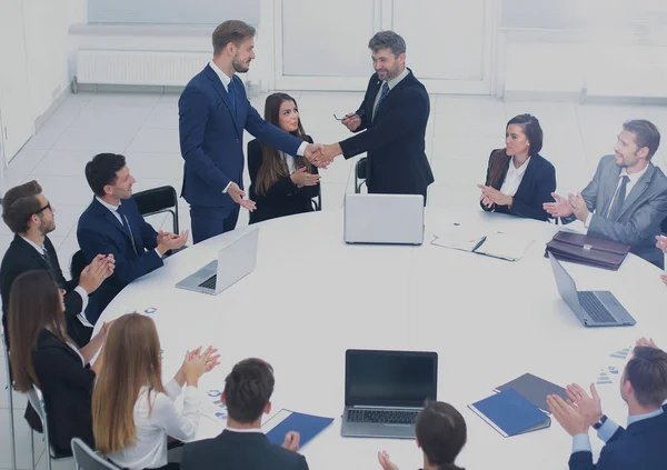 Handshake firmy na spotkania służbowe w biurze, negotiat — Zdjęcie stockowe