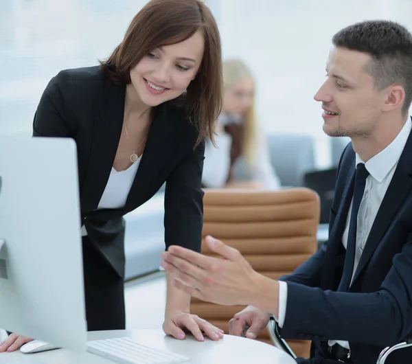 Selbstbewusste Geschäftspartner, die im Büro arbeiten und lächeln — Stockfoto