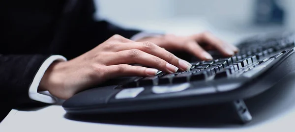 Женские руки, печатающие на клавиатуре компьютера — стоковое фото