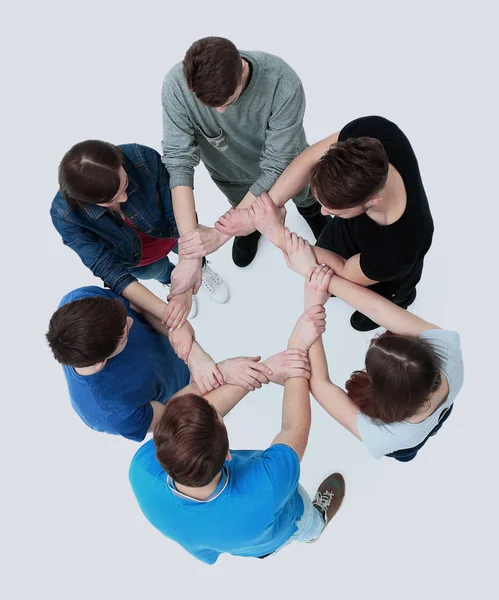 Blick von oben auf junge Menschen, die ihre Hände im Kreis zusammenhalten. — Stockfoto