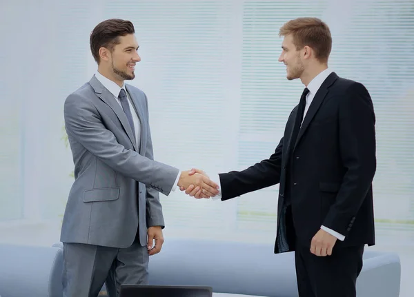 Affärsmän skakar hand under ett möte — Stockfoto