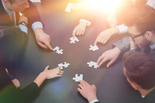 Business team solving puzzle together — Stock Photo, Image