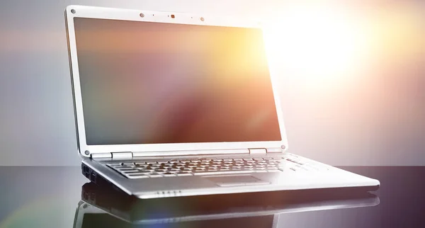 Moderne laptop geïsoleerd op zwarte achtergrond — Stockfoto