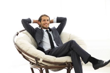 büyük bir rahat sandalyede oturan başarılı iş adamı