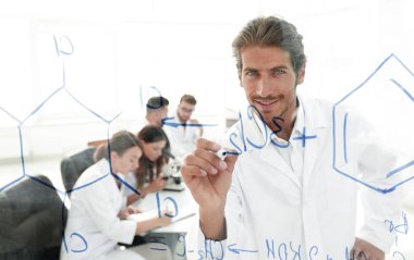 gülümseyen bilim adamı kayıtları veri camına bir yönetim kurulu.