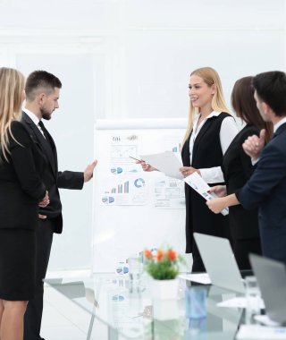 İş adamları ofis tanıtımı