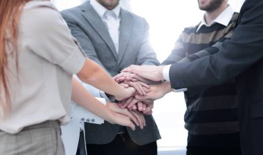 iş arkadaşları ile birlikte yığılmış ellerini