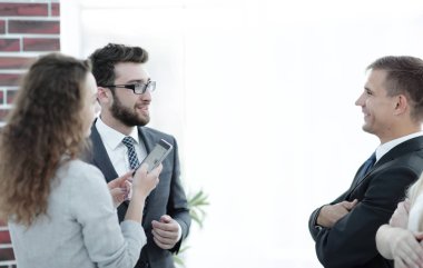 resmi toplantı başlamadan önce iletişim iş ortakları