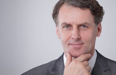 ciddi bir iş adamı closeup yüzü.