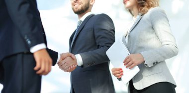 Başarılı iş adamları el sıkışma anlaşması kavramını benimsiyor