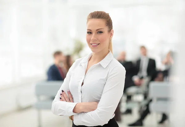 Porträtt av säker affärskvinna på bakgrunden av kontoret. — Stockfoto