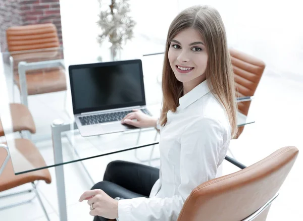 Zadní view.female asistent při pohledu na fotoaparát. — Stock fotografie