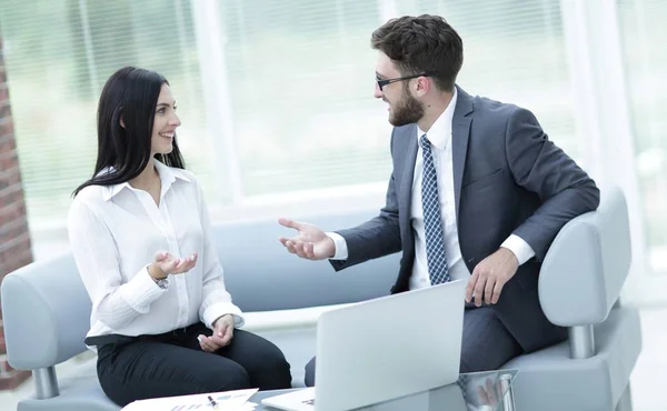 Zakelijke partners bespreken van zakelijke documenten vóór de ondertekening van het contract. — Stockfoto