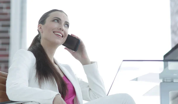 Empregado feminino falando no smartphone — Fotografia de Stock