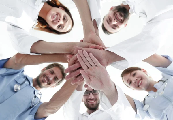 Een team van artsen in het medisch centrum klampten hun handen samen — Stockfoto