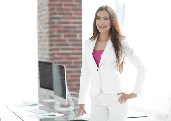 Mulher de negócios elegante em um terno de negócios branco — Fotografia de Stock