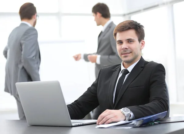 Framgångsrik affärsman sitter vid skrivbord i office — Stockfoto