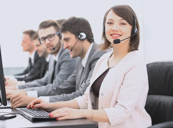 Representante de atendimento ao cliente feminino e colegas no call center — Fotografia de Stock