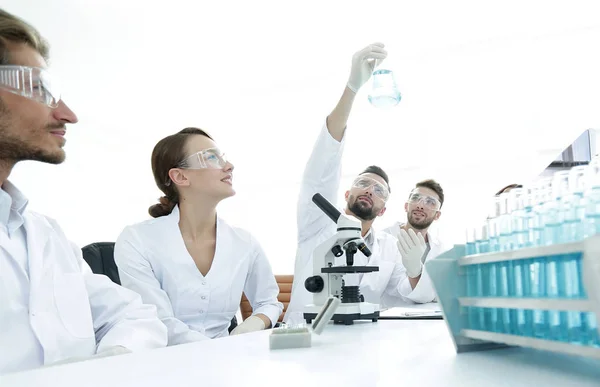 Gruppen av unga arbetstagare arbetar i biokemi lab, — Stockfoto