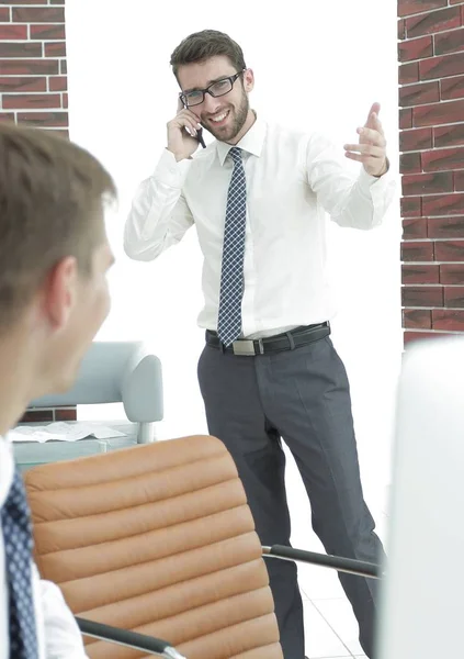Geschäftsmann kommuniziert auf dem Handy — Stockfoto