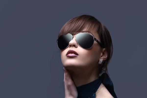 Face of young woman in dark glasses. — Stock Photo, Image