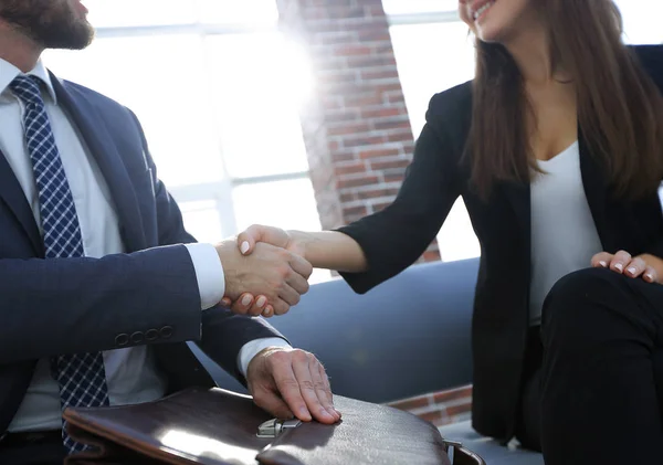 Hombre de negocios estrechando la mano para sellar un trato con su compañero —  Fotos de Stock