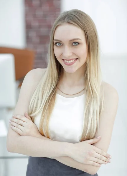 Close-up portret van een jonge vrouw op een achtergrond wazig office. — Stockfoto