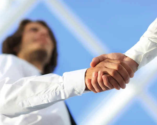 Крупный план рукопожатия двух успешных бизнесменов — стоковое фото