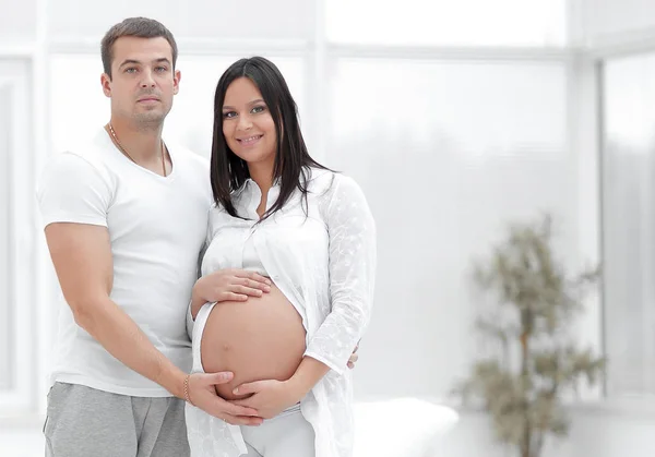 Felice coppia incinta in una nuova casa in un nuovo alloggio — Foto Stock