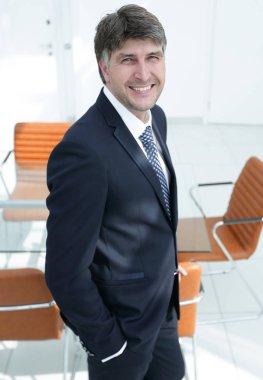 işadamı bir boş ofis zemin üzerine