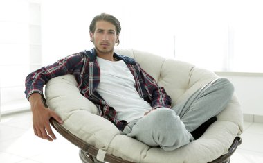 başarılı adam modern oturma odasında dinleniyor.