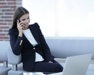 cep telefonu üzerinde konuşurken kadın Yöneticisi