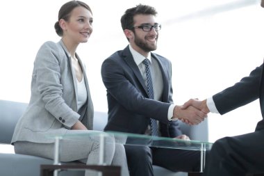 karşılıklı iş ortakları ofiste