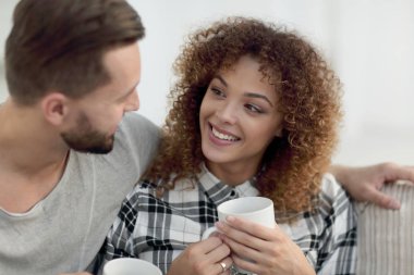 sevgi dolu çift kanepe oturma odasında oturup...