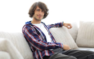 kanepede oturan başarılı yakışıklı olan.