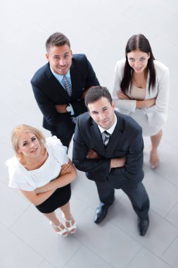 top.a grubundaki kameraya bakarak genç iş adamları göster.