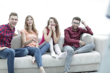 onların en sevdiği film izlerken neşeli arkadaş grubu