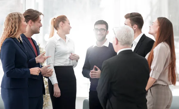 Успішна бізнес команда обговорює документи та ідеї, що стоять біля стільниці — стокове фото