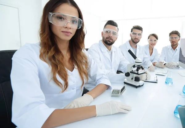 Ομάδα πειραματισμού των νέων ιατρών σε ερευνητικό εργαστήριο — Φωτογραφία Αρχείου