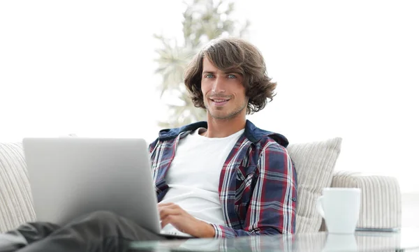 Chico serio trabajando sentado cerca del escritorio . — Foto de Stock