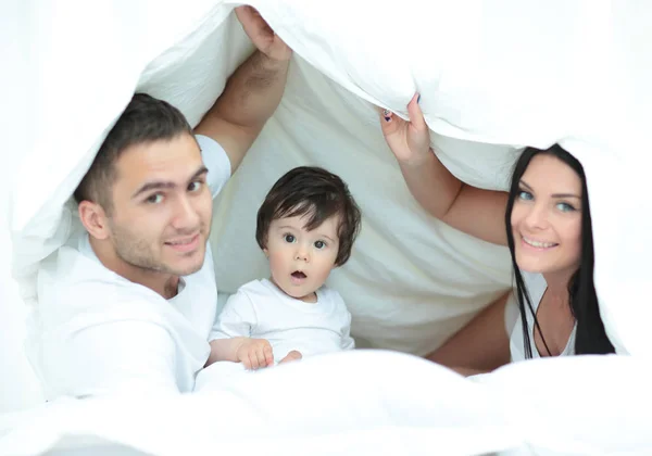 Feliz familia joven con un niño divirtiéndose juntos —  Fotos de Stock