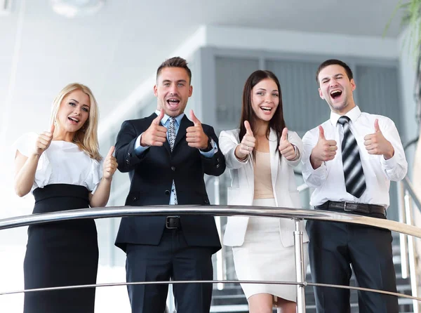 Üzleti csapat áll a teraszon, és azt mutatja, hüvelykujj fel. — Stock Fotó